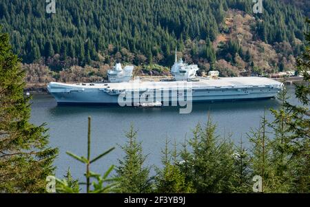 Glenmallan, Argyll e Bute, Scozia, Regno Unito. 18 marzo 2021. In una rara visita in Scozia, la portaerei HMS Queen Elizabeth ormentò sul lato di Long Loch a Glenmallan prima di esercizi navali che fanno parte del gruppo britannico Carrier Strike 2021. Iain Masterton/Alamy Live News Foto Stock