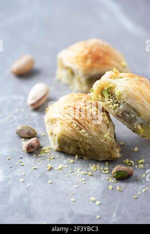 Dolce turco baklava con pistacchi su sfondo grigio. Vista dall'alto. Spazio di copia. Set di dolci orientali tradizionali assortiti. Dolci arabi Foto Stock