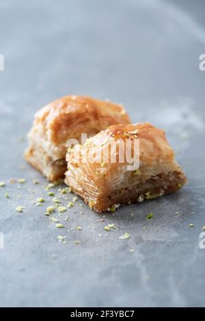 Dolce turco cioccolato baklava su sfondo grigio. Vista dall'alto. Spazio di copia. Set di dolci orientali tradizionali assortiti. Dolci arabi, turchi Foto Stock