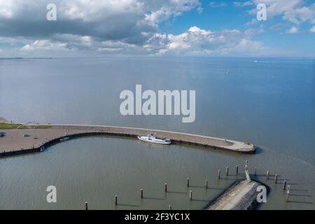 Vista aerea con la mole del porto e vista sul Parco Nazionale Wattenmmer, Hooksiel, bassa Sassonia, Germania, Europa Foto Stock