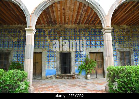 Talavera piastrella esterno portico parete della coloniale Hacienda de Peotillos in Villa Hidalgo, San Luis Potosí Messico. Foto Stock