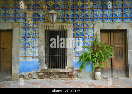 Talavera parete piastrella della coloniale Hacienda de Peotillos in Villa Hidalgo, San Luis Potosí Messico. Foto Stock