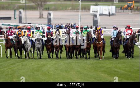 Corridori e piloti si riuniscono per l'inizio del Pertemps Network Final handicap hurdle durante il terzo giorno del Cheltenham Festival all'ippodromo di Cheltenham. Data immagine: Giovedì 18 marzo 2021. Foto Stock