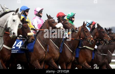 Corridori e piloti si riuniscono per l'inizio del Pertemps Network Final handicap hurdle durante il terzo giorno del Cheltenham Festival all'ippodromo di Cheltenham. Data immagine: Giovedì 18 marzo 2021. Foto Stock