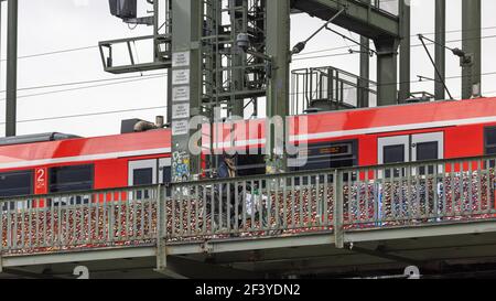 Il ponte Hohenzollern di Colonia è utilizzato da treni, pedoni e ciclisti. Non è consentito l'uso di automobili. Foto Stock