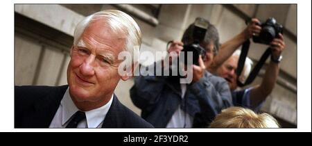 Lord Butler arriva alla conferenza stampa per rilasciare il suo Report onf Intelligence on Weapons of Mass DostruttionPic David Sandison 14/07/2004 Foto Stock