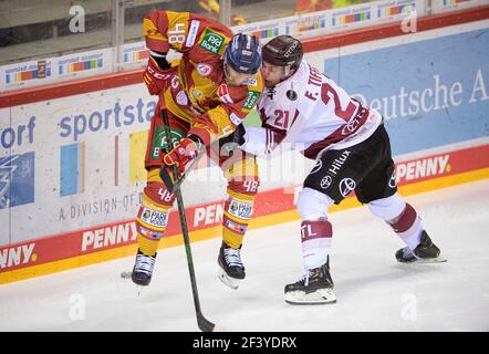 Dusseldorf, Germania. 15 marzo 2021. Nicholas B. JENSEN l. (DEG) in duelli contro Frederik TIFFELS (KEH), azione, hockey su ghiaccio 1 Bundesliga, DEL Group North Matchday 27, Duesseldorfer EG (DEG) - Koelner Haie (KEC) 6: 3, il 03/15/2021 a Duesseldorf/Germany Â | Use Worldwide Credit: dpa/Alamy Live News Foto Stock