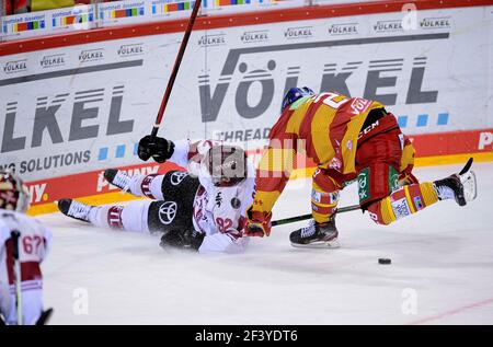 Dusseldorf, Germania. 15 marzo 2021. Da sinistra a destra Kevin GAGNE (KEH), Alexander EHL (DEG), azione, duelli, check in the gang, hockey su ghiaccio 1 Bundesliga, DEL Group North Matchday 27, Duesseldorfer EG (DEG) - Koelner Haie (KEC), il 15 marzo. 2021 in Duesseldorf/Germania Â | Usage worldwide Credit: dpa/Alamy Live News Foto Stock