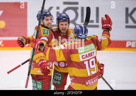 Dusseldorf, Germania. 15 marzo 2021. Giubilazione DEG dopo l'obiettivo a 3: 4, sinistra a destra Tobias EDER (DEG), goalschuetze Patrick BUZAS (DEG), Matthew CAREY (DEG). Hockey su ghiaccio 1 Bundesliga, DEL Group North Matchday 27, Duesseldorfer EG (DEG) - Koelner Haie (KEC), il 03.15.2021 a Duesseldorf/Germania Â | Usage worldwide Credit: dpa/Alamy Live News Foto Stock