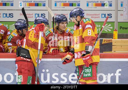 Dusseldorf, Germania. 15 marzo 2021, P. Marco NOWAK (DEG), Charlie JAHNKE (DEG), Ken Andre OLIMB (DEG), deluso. Hockey su ghiaccio 1 Bundesliga, DEL Group North Matchday 27, Duesseldorfer EG (DEG) - Koelner Haie (KEC) 6: 3, il 15 marzo 2021 a Duesseldorf/Germania Â | Use worldwide Credit: dpa/Alamy Live News Foto Stock