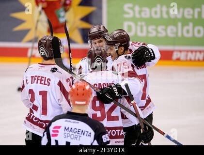 Dusseldorf, Germania. 15 marzo 2021. Giubilazione KEH a goalschuetze Colin UGBEKILE r. (KEH) dopo l'obiettivo a 0: 1, hockey su ghiaccio 1 Bundesliga, DEL Group North Matchday 27, Duesseldorfer EG (DEG) - Koelner Haie (KEC), il 03.15.2021 a Duesseldorf/Germania Â | Usage Worldwide Credit: dpa/Alamy Live News Foto Stock