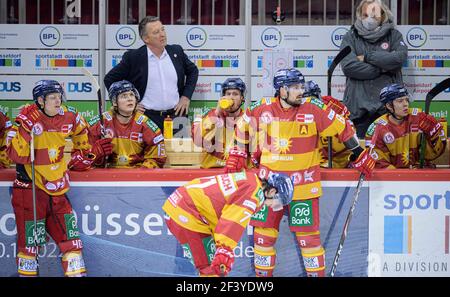 Dusseldorf, Germania. 15 marzo 2021. Frustrato a DEH Bank con allenatore/allenatore Harold KREIS (DEG/REAR), hockey su ghiaccio 1 Bundesliga, DEL Group North Matchday 27, Duesseldorfer EG (DEG) - Koelner Haie (KEC), il 03/15/2021 a Duesseldorf/Germany Â | Usage Worldwide Credit: dpa/Alamy Live News Foto Stock