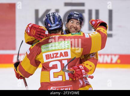 Dusseldorf, Germania. 15 marzo 2021. Giubilazione DEG dopo l'obiettivo a 3: 4 di Patrick BUZAS l. (DEG) with Tobias EDER (DEG), Ice hockey 1st Bundesliga, DEL Group North Matchday 27, Duesseldorfer EG (DEG) - Koelner Haie (KEC), on March 15, 2021 in Duesseldorf/Germany Â | Use worldwide Credit: dpa/Alamy Live News Foto Stock