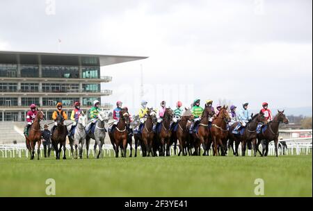 Corridori e piloti si riuniscono per l'inizio del Pertemps Network Final handicap hurdle durante il terzo giorno del Cheltenham Festival all'ippodromo di Cheltenham. Data immagine: Giovedì 18 marzo 2021. Foto Stock