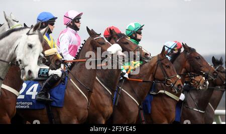 Corridori e piloti si riuniscono per l'inizio del Pertemps Network Final handicap hurdle durante il terzo giorno del Cheltenham Festival all'ippodromo di Cheltenham. Data immagine: Giovedì 18 marzo 2021. Foto Stock