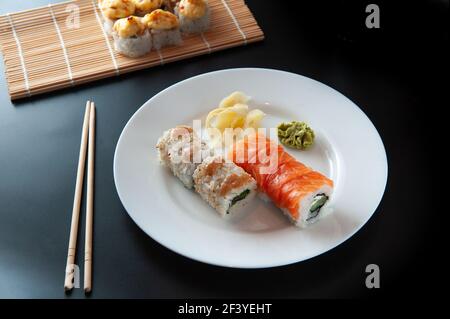Involtini di salmone e caviale serviti su un piatto. Foto Stock