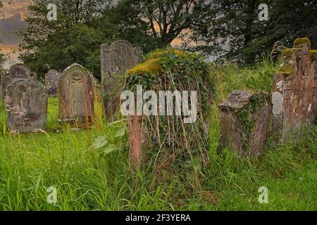 Lapidi sopravsviluppate su un cimitero in Inghilterra Foto Stock