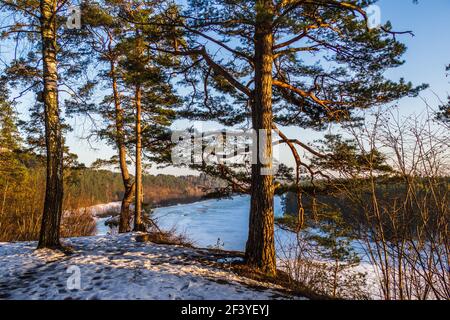 Splendido paesaggio invernale nel fiume ghiacciato Foto Stock