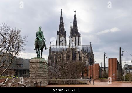 La statua dell'ultimo imperatore tedesco, Guglielmo II, si trova vicino alla cattedrale di Colonia e al ponte Hohenzollern. Foto Stock