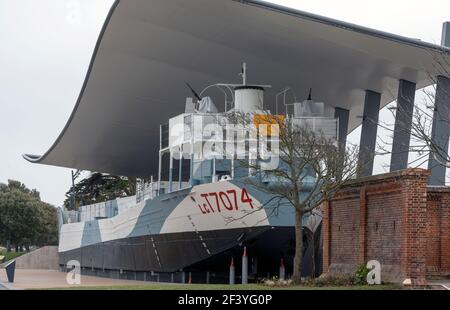 Landing Craft LCT7074 - utilizzato agli sbarchi in Normandia del D-Day in mostra al D-Day Story Museum, Southsea Seafront, Portsmouth, Hampshire, Regno Unito. Foto Stock