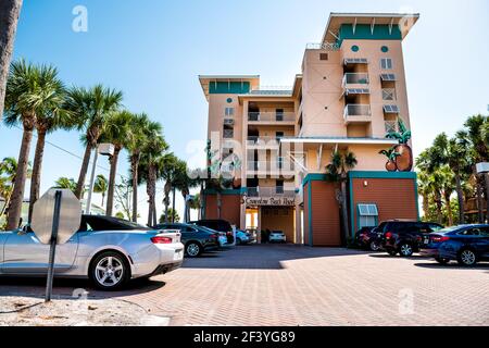 Fort Myers Beach, Stati Uniti d'America - 29 aprile 2018: Il golfo della Florida della costa del messico con l'appartamento di lusso costoso condominio costruzione Cornerstone Beach resort in Foto Stock