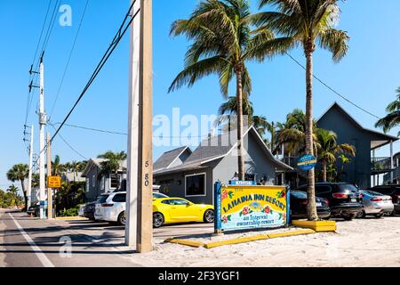 Fort Myers Beach, Stati Uniti d'America - 29 aprile 2018: Il golfo della Florida della costa del messico con il lusso Lahaina Inn Resort hotel edifici cottage in estate Foto Stock