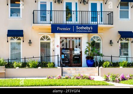 Napoli, USA - 30 aprile 2018: Ufficio internazionale di brokeraggio immobiliare di Premier Sotheby per broker immobiliare nella città della Florida Foto Stock