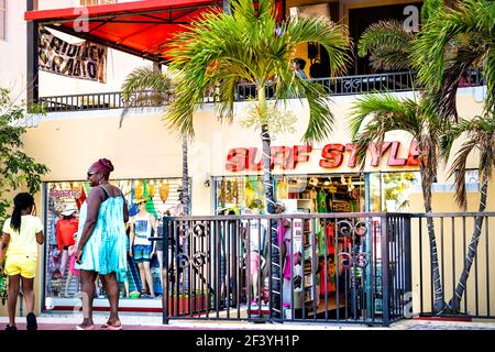 Miami Beach, USA - 5 Maggio 2018: Florida Art Deco quartiere edificio sulla South Beach Ocean Drive con negozio di abbigliamento surf in stile Surf negozio con peo Foto Stock