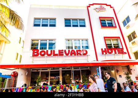 Miami Beach, USA - 5 maggio 2018: Vista del quartiere Art Deco Boulevard Hotel edificio sulla South Beach Ocean Drive Street in Florida con la gente Foto Stock