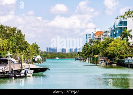 Bal Harbour, Stati Uniti d'America - 8 maggio 2018: Miami, Florida giorno di sole paesaggio città con l'oceano verde Biscayne Bay verde acqua da residenze ricche case wi Foto Stock