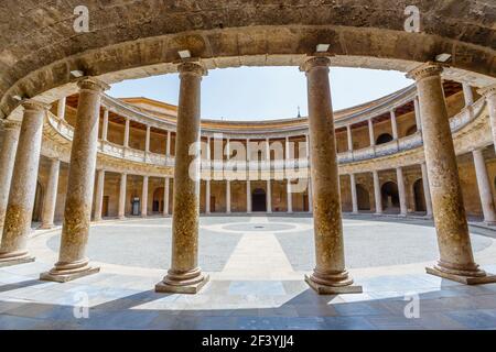 Patio circolare e colonne doriche del Palazzo di Carlo V sulla collina dell'Assabica nella fortificazione Nasrid, Alhambra y Generalife, Granada Foto Stock