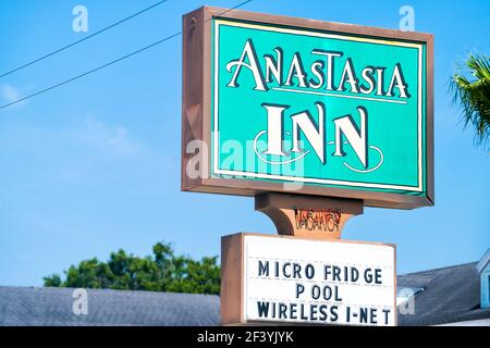 St. Augustine, Stati Uniti d'America - 10 maggio 2018: Cartello Anastasia Inn hotel motel a Tropical Florida Island City in estate con annuncio per micro frigo piscina e wireless Foto Stock