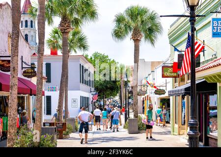 St. Augustine, USA - 10 maggio 2018: St. George Street con la gente che fa shopping a piedi nei negozi e ristoranti del centro storico della città della Florida Foto Stock