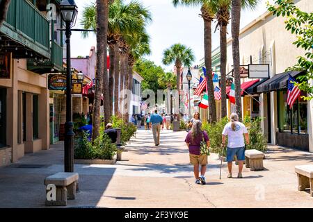 St. Augustine, Stati Uniti d'America - 10 maggio 2018: Coppia senior a piedi da St George Street, marciapiede negozi, ristoranti nel centro storico della città Florida i Foto Stock