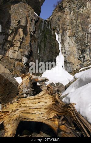 The thaw. Waterfall at spring. Foto Stock