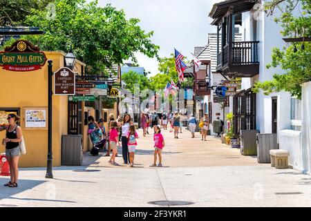 St. Augustine, Stati Uniti d'America - 10 maggio 2018: La gente cammina e fa shopping a St. George Street, città della Florida, il giorno d'estate, nei negozi e nei ristoranti del centro storico Foto Stock