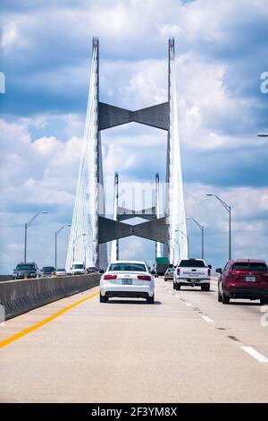 Jacksonville, USA - 10 maggio 2018: Le automobili su Dames Point o Napoleon Bonaparte Broward sospensione cavo-stasted ponte sul fiume St. Johns in Florida Int Foto Stock