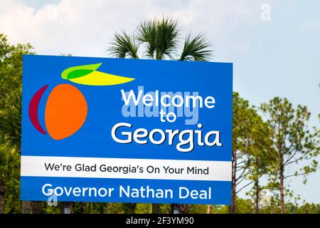 Kingsland, USA - 10 maggio 2018: Benvenuti in Georgia firmare con Siamo lieti Georgia's sulla vostra mente testo con il governatore Nathan Deal Foto Stock