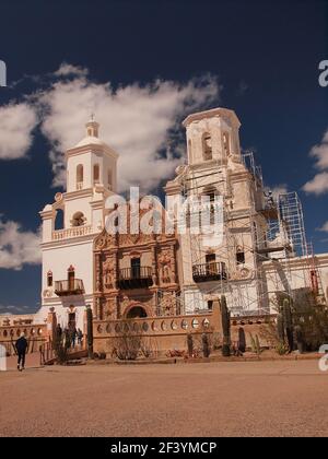 Missione di San Xavier del Bac fuori Tucson, Arizona rappresenta il classico stile spagnolo di architettura durante la fine del 17 ° e l'inizio del 18 ° secolo. Foto Stock