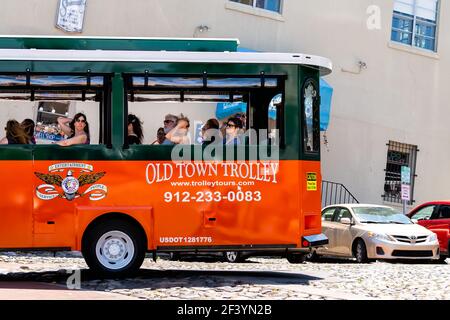 Savannah, USA - 11 maggio 2018: Old Town River Street nella città meridionale della Georgia con tram tram in auto e persone in giro guida guidata su ciottoli Foto Stock