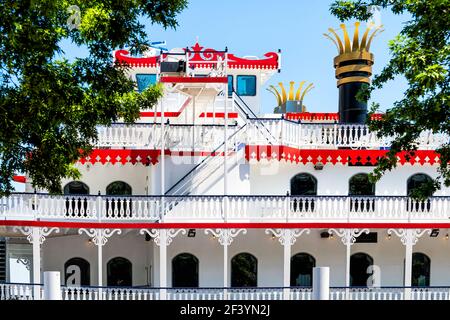 Savannah, USA - 11 maggio 2018: Old Town River Street nella città meridionale della Georgia con la nave da crociera rossa della Regina belles traghetto al municipio atterraggio Foto Stock