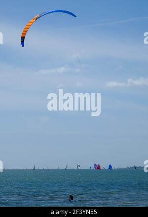 kite surfer divertirsi in una giornata di primavera brillante Foto Stock