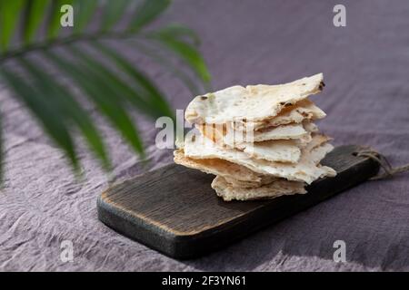 Mattzo fatto in casa con piselli microrverdi. Pane piatto azzimo. Concetto di celebrazione Pesah. Sfondo della Pasqua ebraica. Pita. . Foto Stock