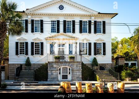 Charleston, Stati Uniti d'America - 12 maggio 2018: Distretto del centro della città del South Carolina con la facciata esterna di bianco edificio storico architettura casa e nessuno Foto Stock