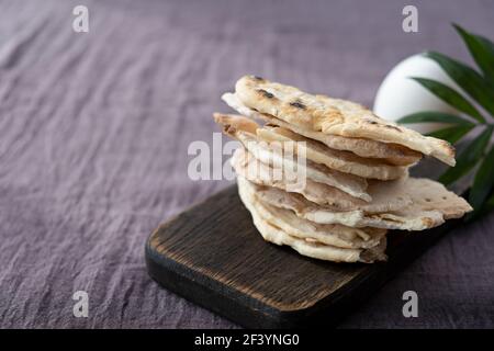 Mattzo fatto in casa con piselli microrverdi. Pane piatto azzimo. Concetto di celebrazione Pesah. Sfondo della Pasqua ebraica. Pita. . Foto Stock