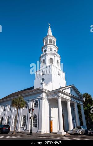 Charleston, Stati Uniti d'America - 12 maggio 2018: Città vecchia del centro del sud città quartiere francese da St. Michael's chiesa della guglia del campanile episcopale in Carolina del Sud Foto Stock