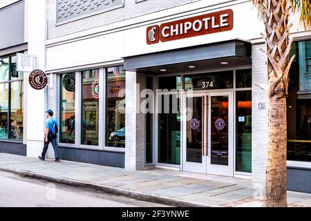 Charleston, Stati Uniti d'America - 12 maggio 2018: Segno Chipotle ristorante nella storica città vecchia del South Carolina quartiere francese su King Street con la gente Foto Stock