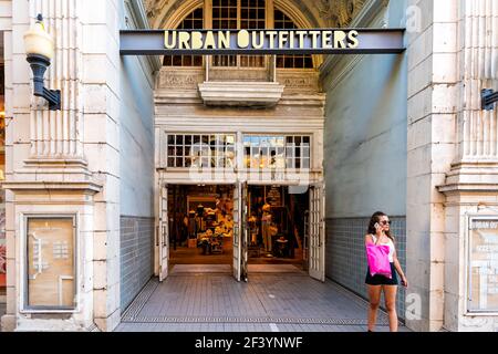 Charleston, Stati Uniti d'America - 12 maggio 2018: Segno negozio di vestiti degli outfitters urbani con la donna della gente che parla al telefono alla città vecchia del quartiere francese su King Street Foto Stock