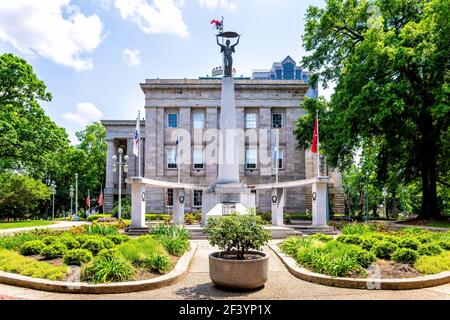 Raleigh, USA - 12 maggio 2018: Monumento ai veterani della Carolina del Nord con la statua di Lady Liberty per i soldati delle forze armate militari che sono morti nel mondo Foto Stock