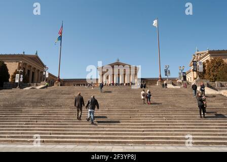 Guardando in alto i gradini Rocky Balboa infra del Philadelphia museo d'Arte Philadelphia Pennsylvania Foto Stock